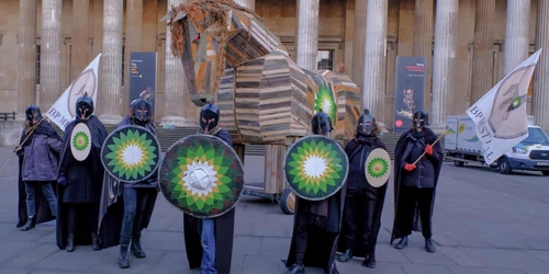 Активисты пригнали Троянского коня к Британскому музею в знак протеста против его партнерства с BP