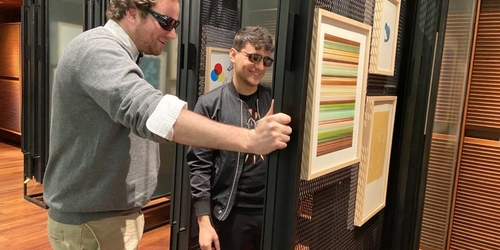 Американские музеи выдают специальные очки слабовидящим посетителям