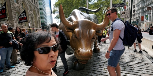 Вандал повредил легендарную скульптуру на Уолл-стрит