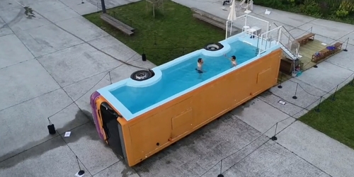 Французский художник превратил автобус в бассейн