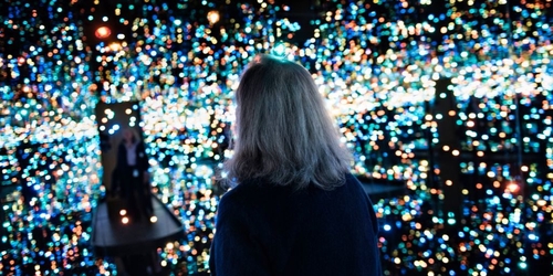 «Бесконечную комнату» Яеи Кусамы теперь можно посетить онлайн