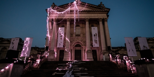 Галерею Тейт украсили к Рождеству в стилистике постапокалипсиса