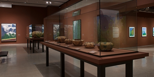 Музей Херда представил первую совместную выставку Дэвида Хокни и народных художников