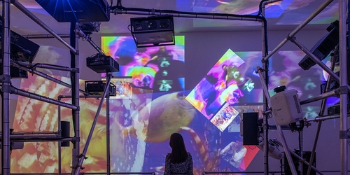 В Галерее Тейт открылась выставка крупнейшего визуального художника Нью-Йорка