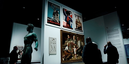 Голландский музей запретил делать селфи на выставке нацистского дизайна