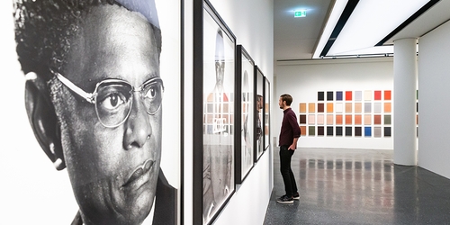 Гамбургский музей представляет крупную экспозицию современной фотографии и видео-арта