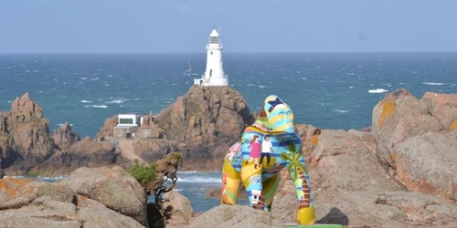 Скульптуры горилл помогли собрать £1,100,000 на новый питомник