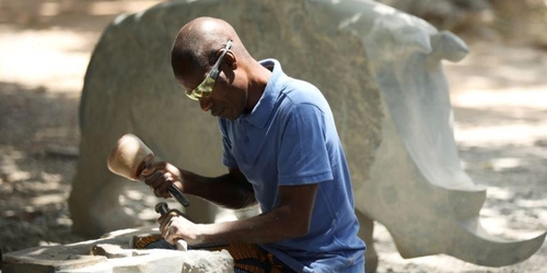 Художник из Зимбабве воскресил народное искусство скульптуры