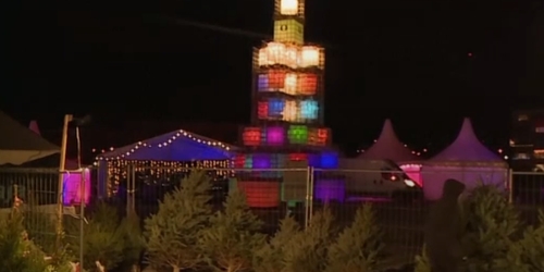 Художник создал рождественскую елку из мусорных канистр