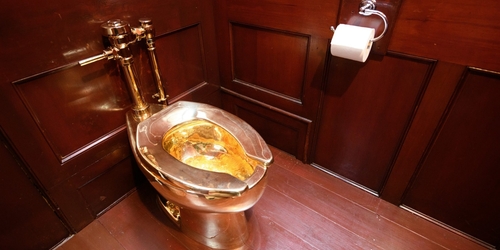 В Великобритании похитили золотой унитаз Каттелана 