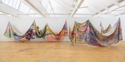 Сэм Гиллиам «вывернул радугу» на своей новой выставке