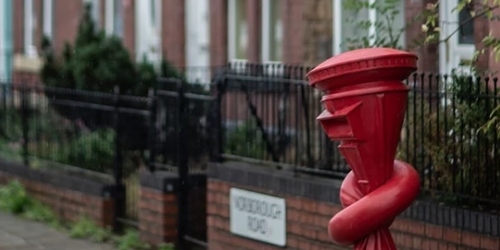 Художник установил забавные почтовые ящики в разных уголках Англии