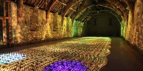 Художник превратил старинный амбар в крупнейшую световую инсталляцию