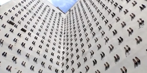 Художник создал огромную инсталляцию в память о погибших турчанках