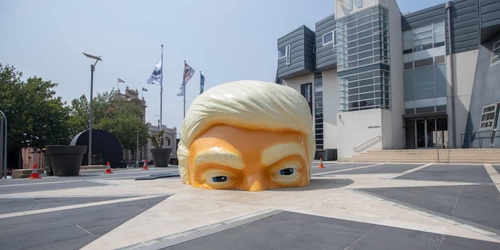 Жителей Балларата возмутила инсталляция в виде головы Трампа