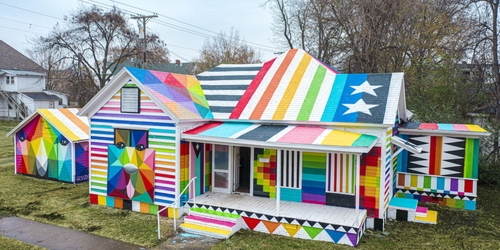 Испанский художник превратил старый дом в «Посольство радуги»