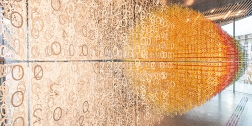 Французская художница создала инсталляцию из 168,000 цветных цифр