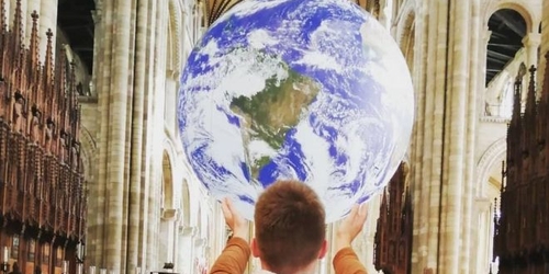 Инсталляция земного шара в соборе привлекла тысячи зрителей