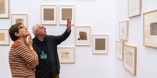 Художник создал огромную инсталляцию из рисунков Миро