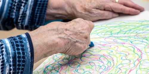 Исследователи выяснили, как искусство помогает людям с деменцией