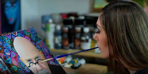 Американка рисует портреты с помощью рта