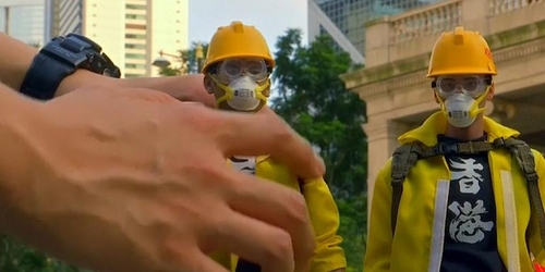 Художник запечатлел гонконгские протесты в миниатюрах