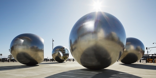 Самую большую инсталляцию Олафура Элиассона установили в США