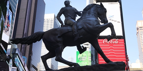 На Таймс-сквер появилась огромная бронзовая скульптура