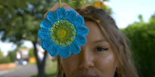 Художница-швея усеяла Великобританию цветами