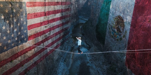 Фотограф устроил смертельно опасный перформанс на границе США