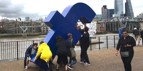 Художник пронес «крест социальных сетей» вокруг Тейт Модерн