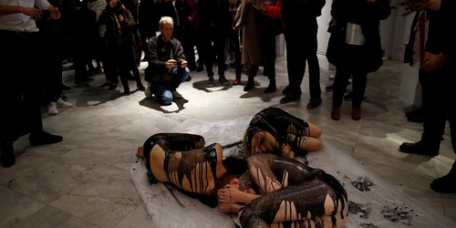 Эко-активистки устроили обнаженный перформанс в портретной галерее