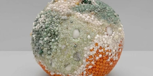 Американская художница создает фигуры плесневелых фруктов из полудрагоценных камней