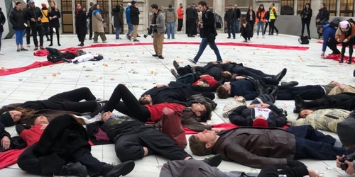 Активисты взяли штурмом Музей Виктории и Альберта