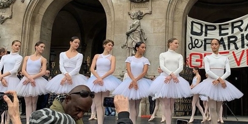 Парижские балерины устроили перформанс против пенсионной реформы