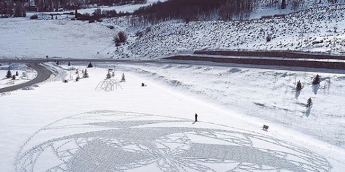 Инженер создает произведения ленд-арта с помощью снега и сапог