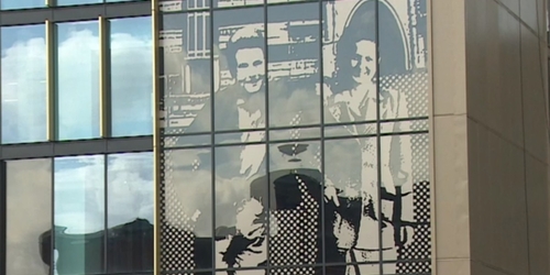 Художник увековечил память о бывших жильцах дома с помощью стрит-арта