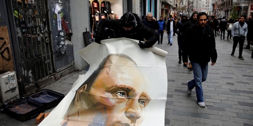 Российский художник разместил четыре огромных портрета Путина в центре Стамбула