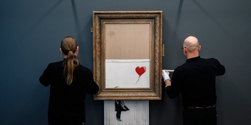 Крупнейшие аукционные дома продадут принты Бэнкси