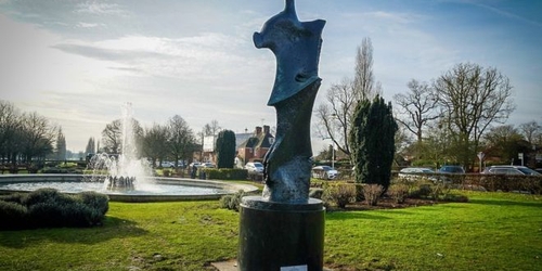 Британский город-сад приобрел скульптуру Генри Мура