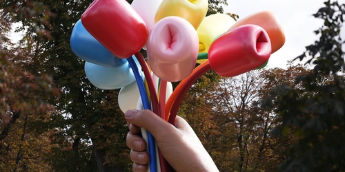 Скандальная скульптура Кунса в Париже стала жертвой вандалов