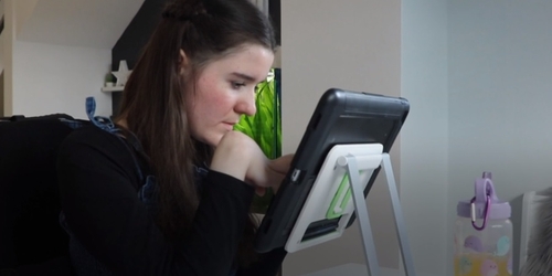 Слепоглухая девочка стала самой молодой художницей в британской галерее