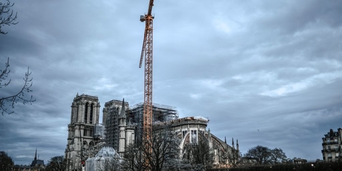 Грабители пробрались в Нотр-Дам, чтобы вынести из него камни