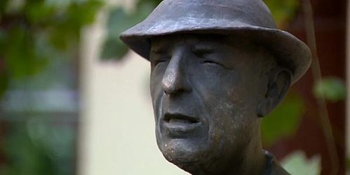 В Вильнюсе установили статую Леонарда Коэна