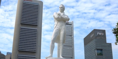 Сингапурский художник обезглавил статую основателя своего города