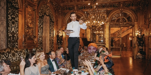 Художник устроил сюрреалистический ужин