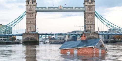 Художники и экоактивисты утопили дом в Лондоне
