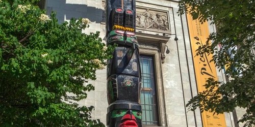 Неизвестные похитили часть тотема перед Монреальским музеем