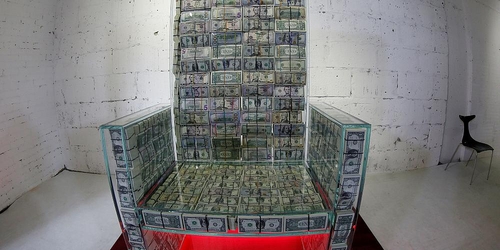 В Москве выставили трон из денег