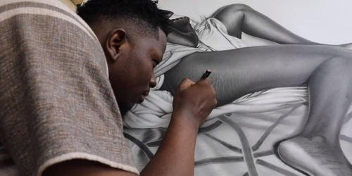 Врач рисует реалистичные портреты людей с заболеваниями кожи